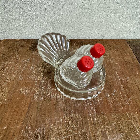 Vintage Clear Glass SeaShell Turkey Feather Salt and pepper Set red caps - Picture 9 of 9